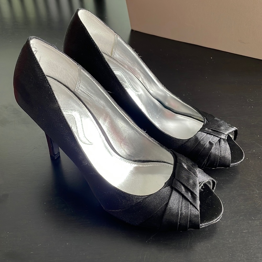 [Nina] Satin Black Heels